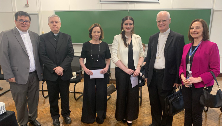 Seis pessoas posam para a foto. Da direita para a esquerda, a segunda é Dom Odilo Scherer ao lado da Reitora, Professora Doutora Karen Ambra.