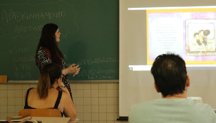 Profa. Karen, reitora do Assunção, à lousa, explicando aos candidatos sobre o programa de Apadrinhamento.