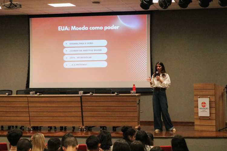 Isadora Brizola fala sobre a influência dos Estados Unidos na América Latina