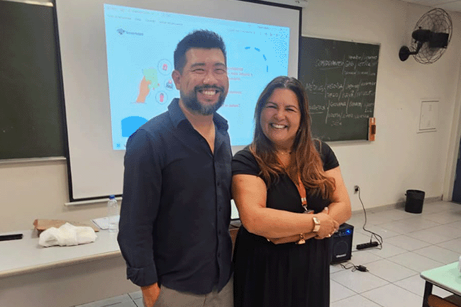 Dennis Moriya Shimizu, da Receita Federal, e Prof.ª Dr.ª Valéria Batista Edo, pró-reitora de Graduação do Assunção.