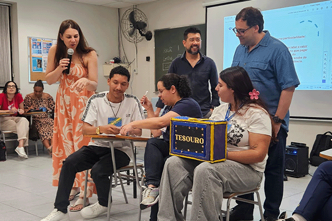 Representante da Receita Federal e alunos do NAF Assunção durante dinâmica.