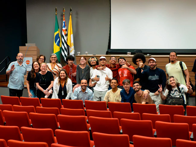 Alunos e docentes do Assunção no encerramento do II Seminário do PIBID. Créditos: Lucas Cavallini.