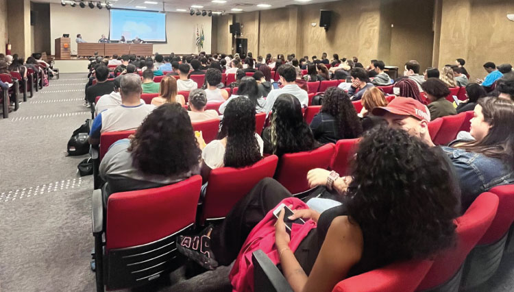 alunos assistindo à aula magna