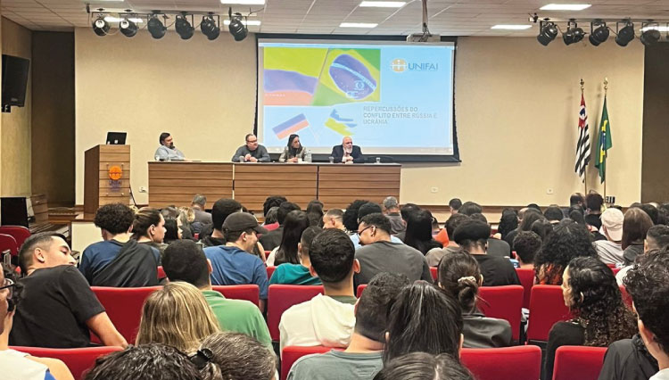 alunos assistindo à aula magna