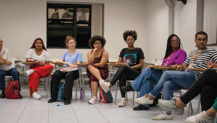 alunos em roda de conversa