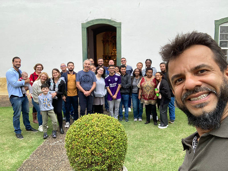 Foto em grupo da visita ao museu de arte sacra