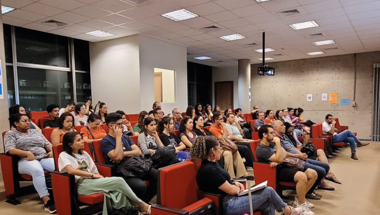 alunos assistindo à palestra em um auditório