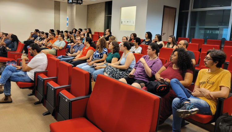 alunos assistindo à palestra em um auditório