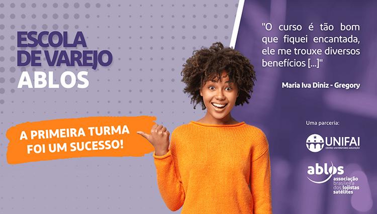 Imagem com fundo em tons de roxo e lilás com uma moça jovem negra sorrindo vestindo uma blusa de lã laranja, com textos de divulgação do curso da Escola de varejo Ablos