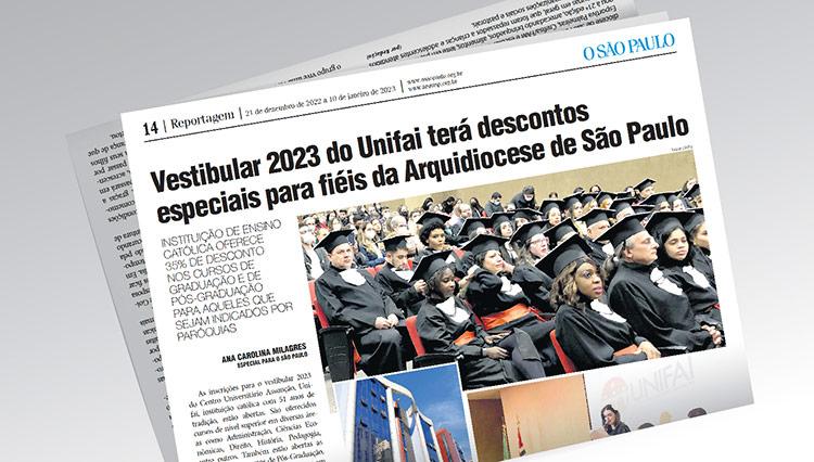 Imagem ilustrativa de um jornal com o título da notícia "Vestibular 2023 do UNIFAI terá descontos especiais para fiéis da Arquidiocese de São Paulo" e com uma foto de formandos usando becas pretas com faixas vermelhas em um auditório.