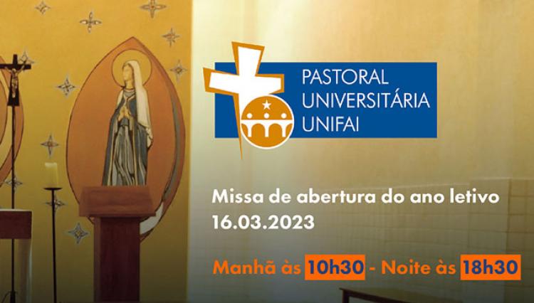 Imagem ilustrativa com o logo da Pastoral Universitária do UNIFAI com uma foto de fundo da capela e com o texto em branco com a data da missa e em laranja indicando o horário das missas no dia