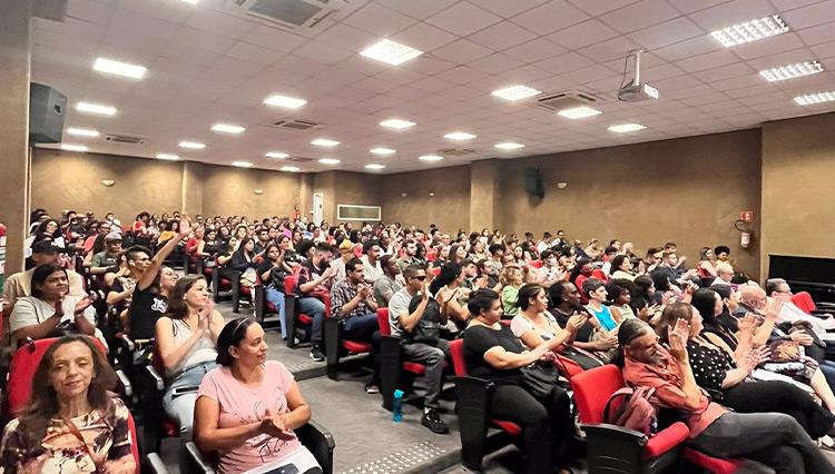 Foto ilustrativa dos estudantes na recepção de alunos de graduação