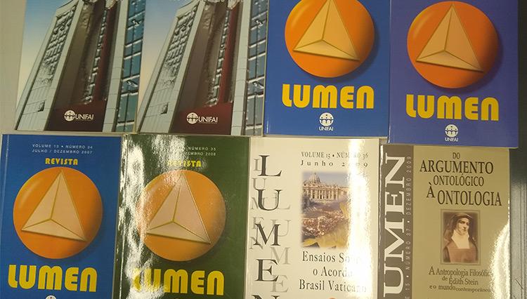 Foto ilustrativa que mostra detalhe de várias revistas Lumen