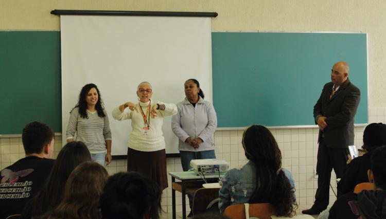 Professores e ex-alunos falam para o público no evento Bibliomatinal