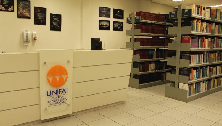 Imagem da recepção da biblioteca do Centro Universitário Assunção