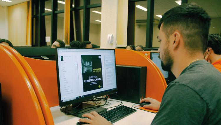 Aluno fazendo uma pesquisa utilizando um computador do laboratório do UNIFAI.