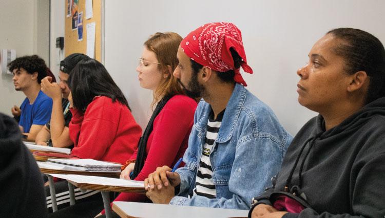 Alunos assistem a uma palestra em sala de aula