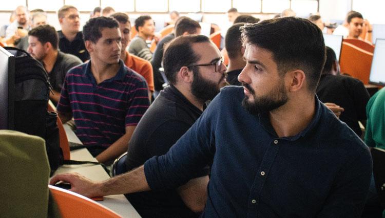 Alunos do UNIFAI na sala de informática durante a oficina de pesquisa.