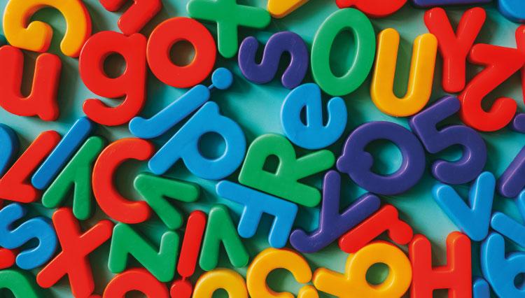 Letras do alfabeto misturadas e coloridas