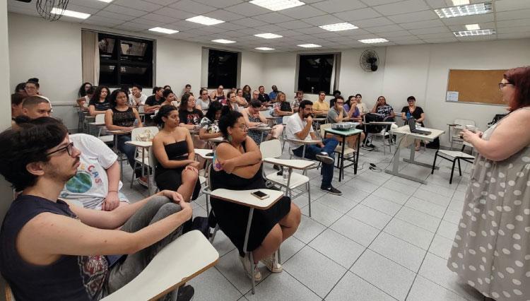 Alunos em sala de aula com a presidente do CRB-8