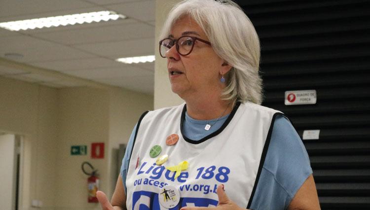 Voluntária do CVV enquanto palestra