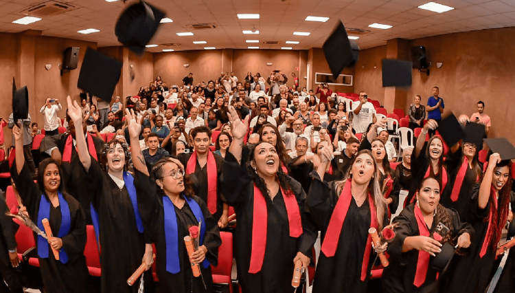 Formandos 2024, no auditório UNIFAI, jogando capelos para o alto, na cerimônia de Colação de Grau da Graduação e Pós-graduação..
