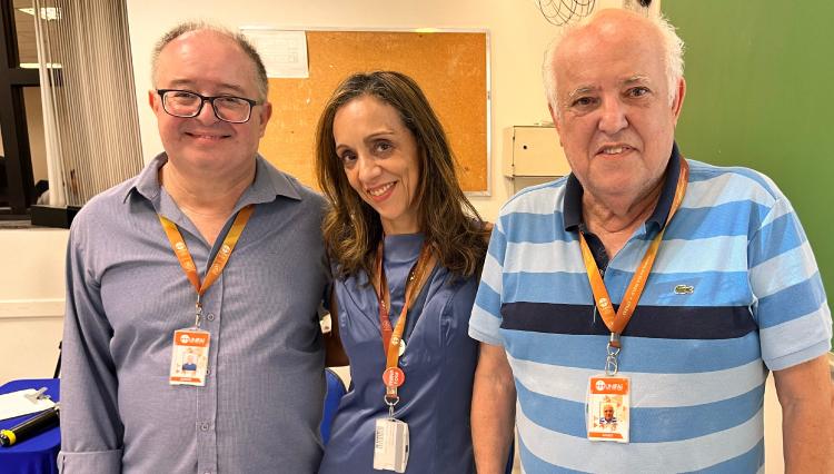 Professores posam para foto. Sergio Serino à esquerda; Edineide Maria ao centro; e Anisio Medeiros à direita.