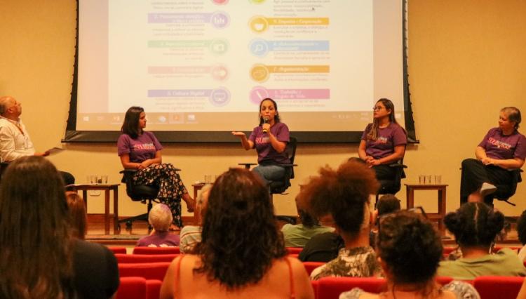 Palestrantes e mediador no palco debatendo a temática do fórum.