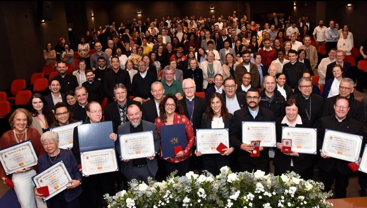 Homenageados e representantes da Igreja presentes no evento, no auditório da Instituição. 